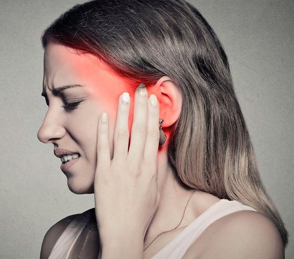 Mujer con dolor de oído
